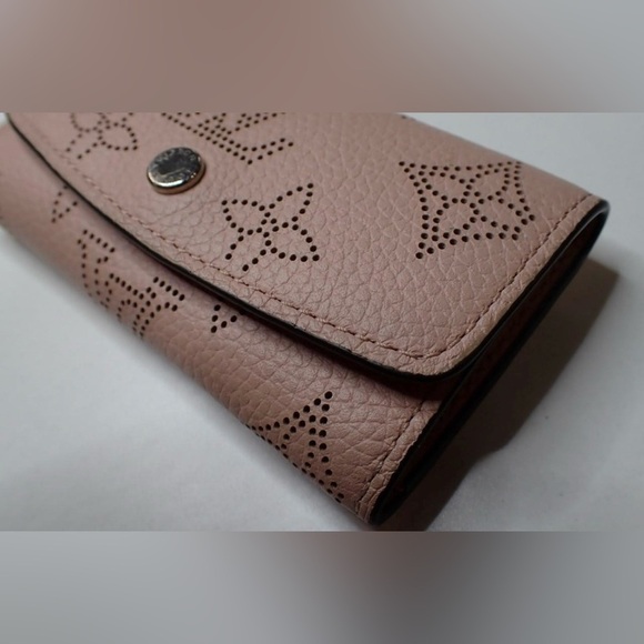 Authentic Louis Vuitton Key Holder Case Monogram Mahina Magnolia w/COA - Picture 4 of 12